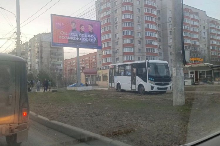 На улице Интернациональной засняли припаркованную на газоне маршрутку №75