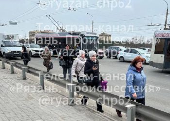 В Рязани на Приокском путепроводе встал троллейбус №16