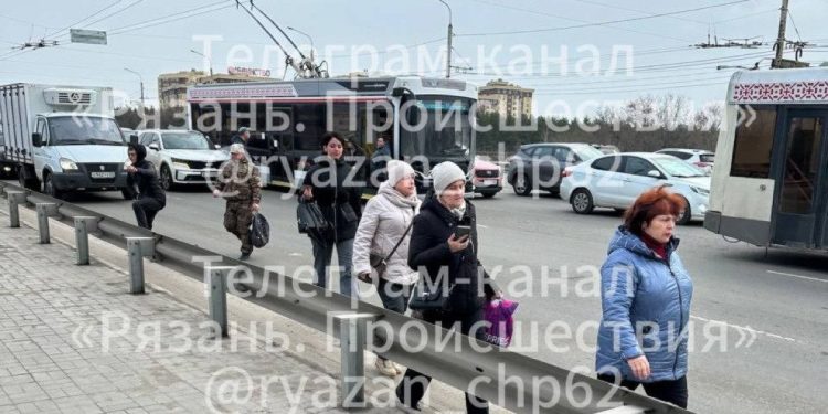 В Рязани на Приокском путепроводе встал троллейбус №16 В Рязани на Приокском путепроводе встал троллейбус №16