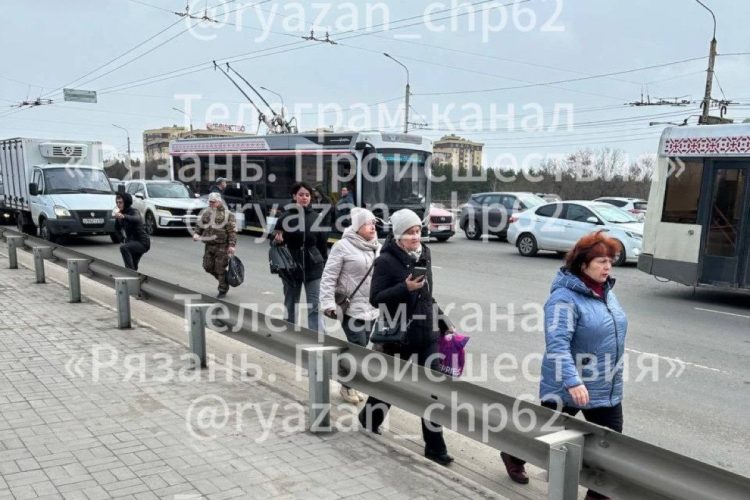 В Рязани на Приокском путепроводе встал троллейбус №16