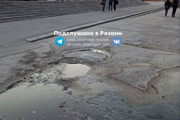 Рязанцы выразили недовольство по поводу состояния входной группы манежа «Юность»