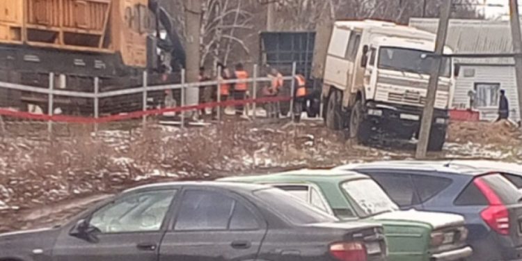 На улице Чкалова из-за ремонтных работ на железнодорожном переезде образовалась пробка