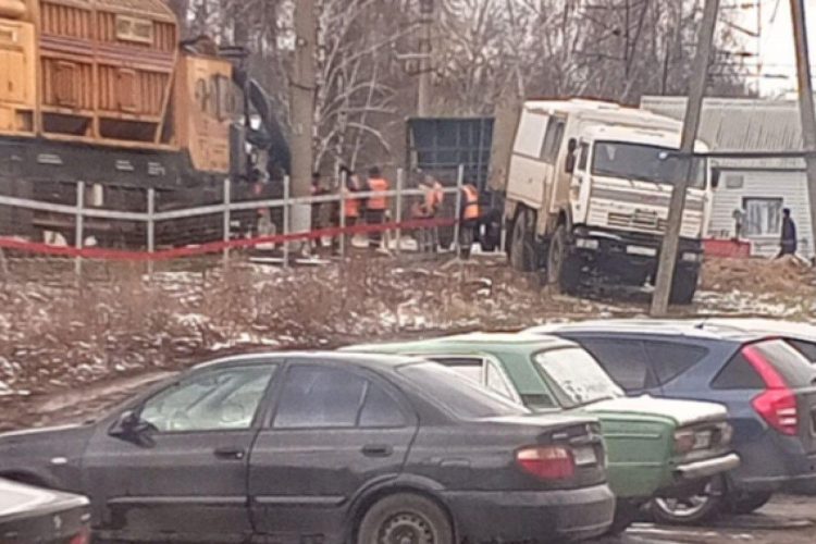 На улице Чкалова из-за ремонтных работ на железнодорожном переезде образовалась пробка