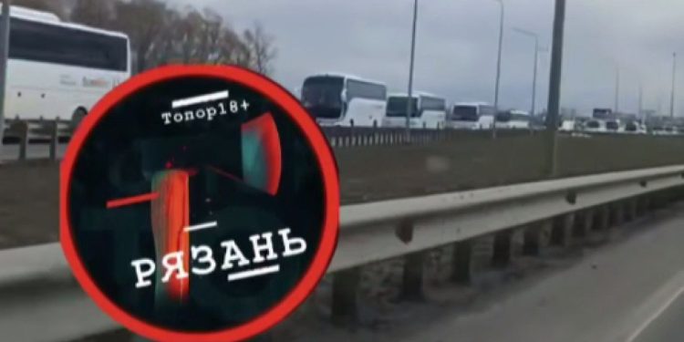 На Северной окружной засняли колонну автобусов с сопровождением ГАИ