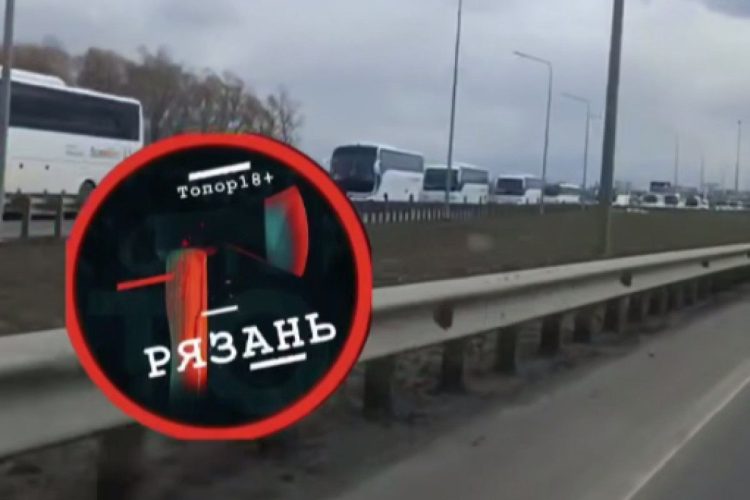 На Северной окружной засняли колонну автобусов с сопровождением ГАИ