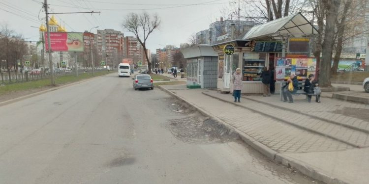 Рязанский водитель автобуса пожаловался на невозможность подъехать к остановке из-за выбоин