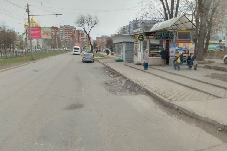 Рязанский водитель автобуса пожаловался на невозможность подъехать к остановке из-за выбоин