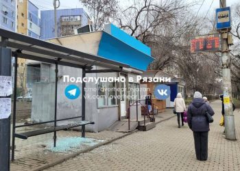 Вандалы разбили в Рязани стекло на остановке Вандалы разбили в Рязани стекло на остановке