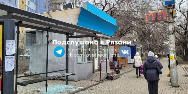 Вандалы разбили в Рязани стекло на остановке Вандалы разбили в Рязани стекло на остановке