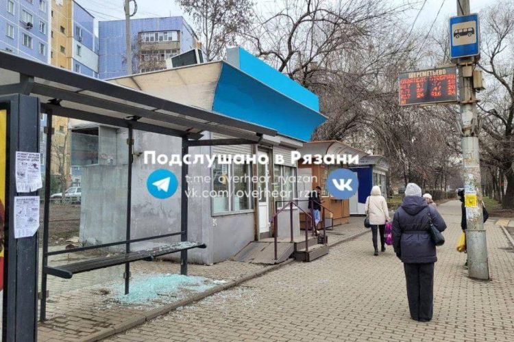 Вандалы разбили в Рязани стекло на остановке
