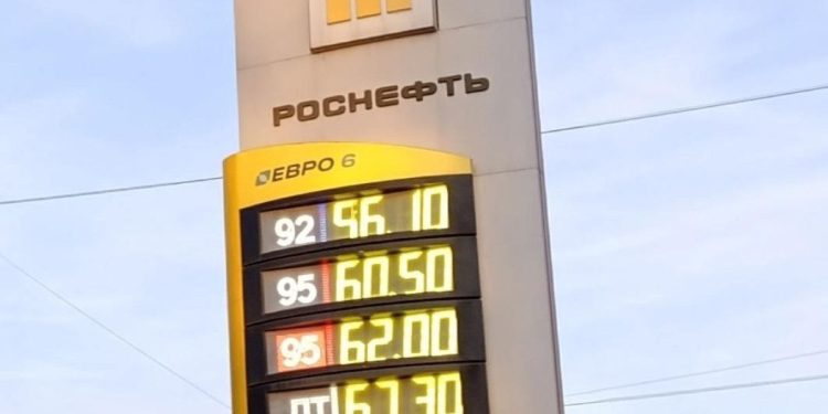 Рязанские водители вновь пожаловались на очередное подорожание бензина Рязанские водители вновь пожаловались на очередное подорожание бензина