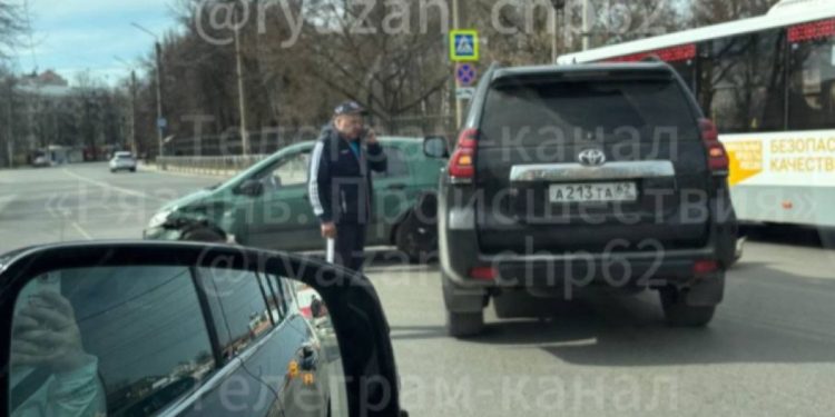 На улице Гагарина две легковушки