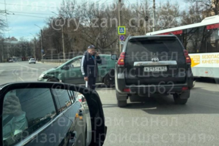 На улице Гагарина две легковушки