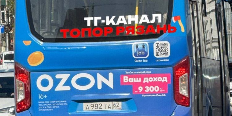 В Рязани маршрутчик зажал дверьми коляску с младенцем