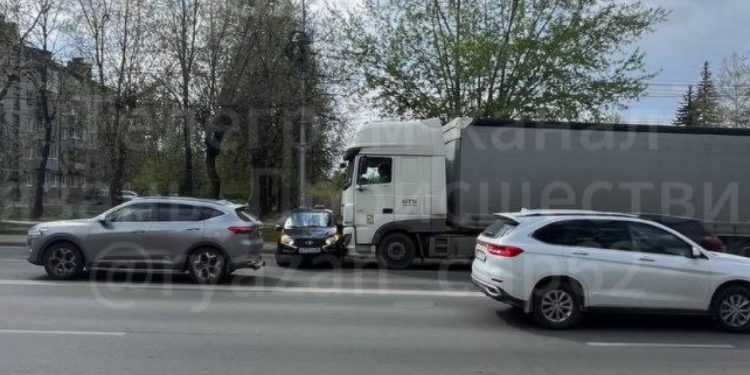 На Куйбышевском шоссе фура протаранила автомобиль такси