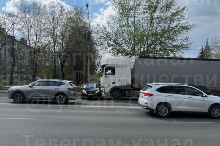 На Куйбышевском шоссе фура протаранила автомобиль такси