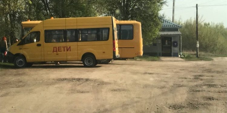 Жители Скопинского района пожаловались на состояние дороги, по которой следует школьный автобус
