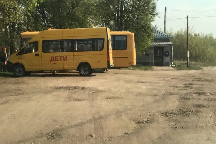 Жители Скопинского района пожаловались на состояние дороги, по которой следует школьный автобус