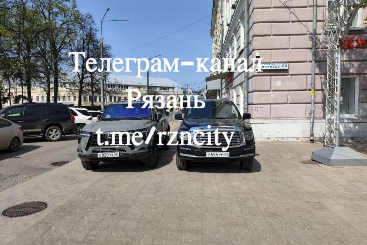 Горожане пожаловались на припаркованные автомобили на пешеходной зоне в центре Рязани