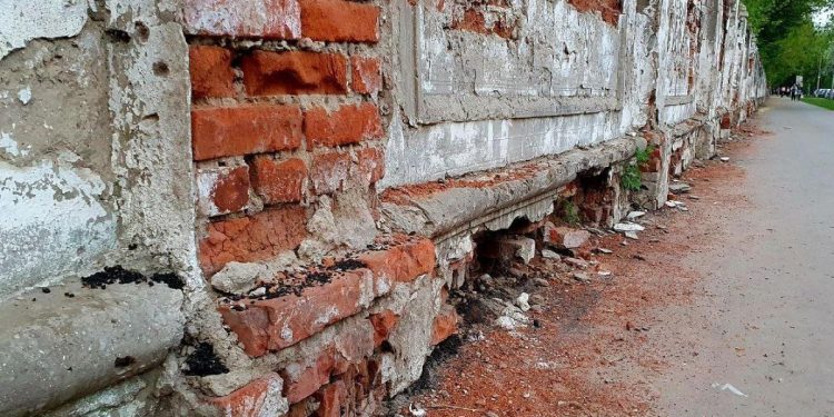 Горожане сообщили о развалившемся заборе рязанской больницы №5