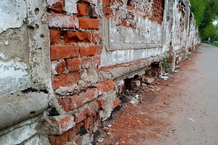 Горожане сообщили о развалившемся заборе рязанской больницы №5