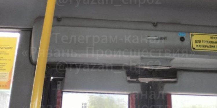 Водитель рязанской маршрутки №47 зажал дверьми голову пассажирки