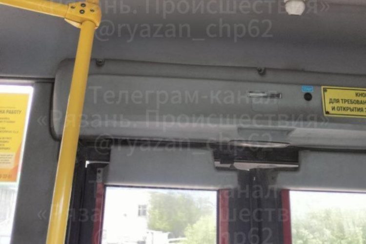 Водитель рязанской маршрутки №47 зажал дверьми голову пассажирки