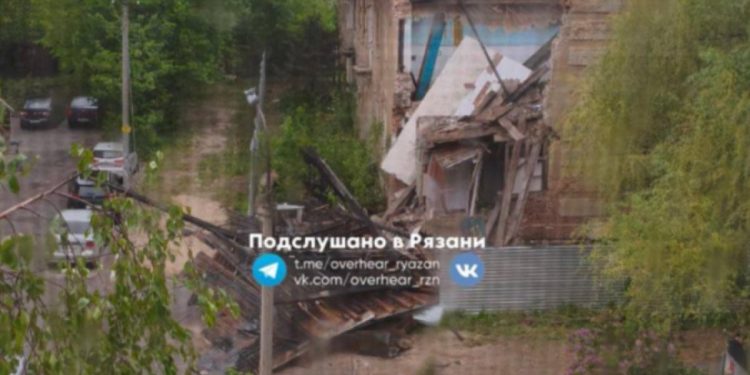 В Рязани на проезде Грибоедова у дома обрушилась крыша В Рязани на проезде Грибоедова у дома обрушилась крыша