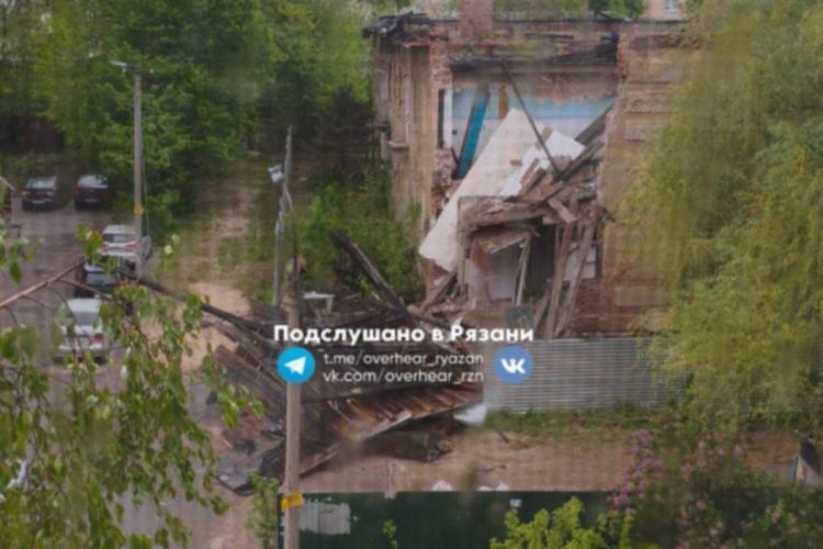 В Рязани на проезде Грибоедова у дома обрушилась крыша