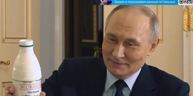 Владимир Путин угостил журналиста Павла Зарубина рязанским кефиром Владимир Путин угостил журналиста Павла Зарубина рязанским кефиром