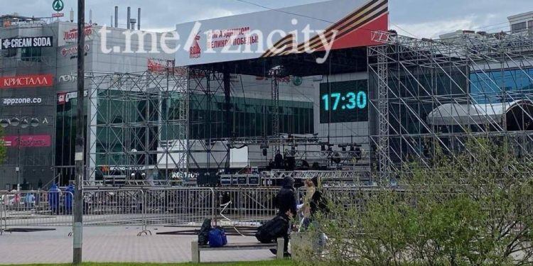 На рязанской площади Победи к 80-летию Победы устанавливают сцену