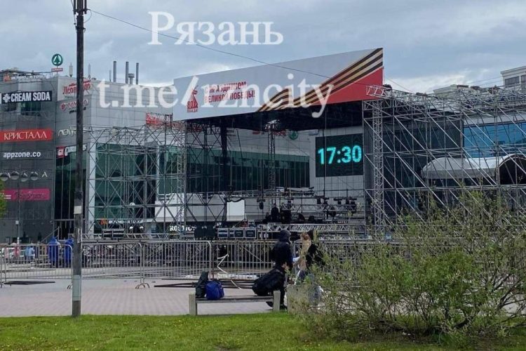 На рязанской площади Победи к 80-летию Победы устанавливают сцену