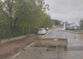 В рязанском Касимове автомобилисты объезжают перекрытие на Набережной по тротуару В рязанском Касимове автомобилисты объезжают перекрытие на Набережной по тротуару