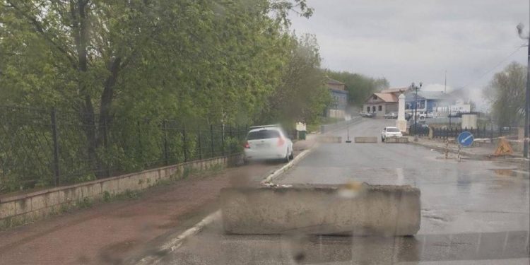 В рязанском Касимове автомобилисты объезжают перекрытие на Набережной по тротуару