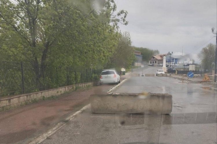 В рязанском Касимове автомобилисты объезжают перекрытие на Набережной по тротуару