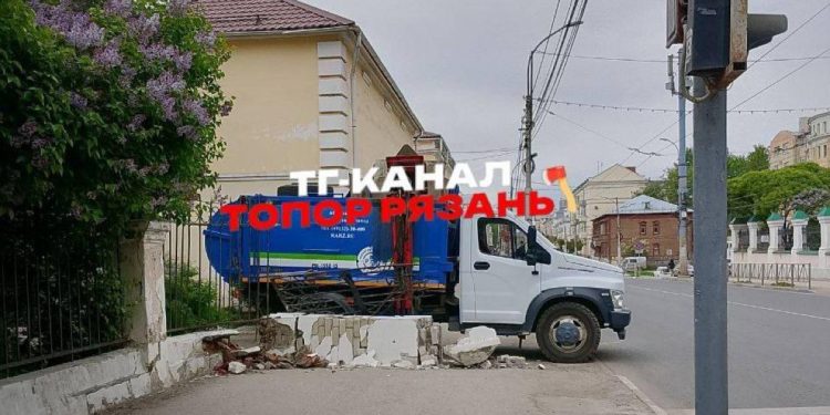 Возле РГУ имени Есенина рухнул забор