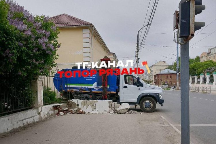 Возле РГУ имени Есенина рухнул забор