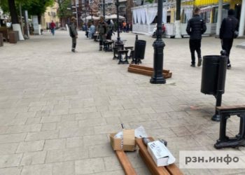 В центре Рязани приступили к обновлению оснований лавочек