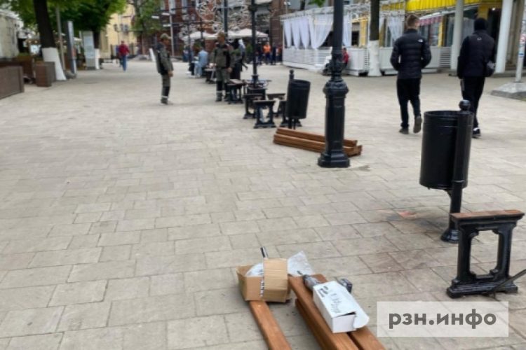 В центре Рязани приступили к обновлению оснований лавочек