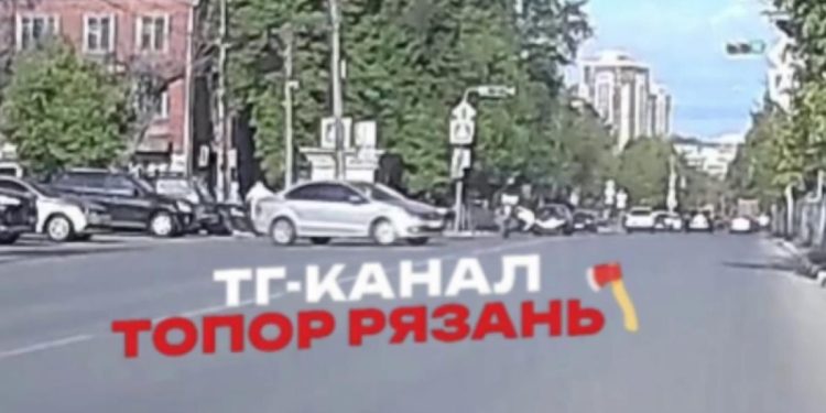 На улице Семинарской мотоциклист врезался вв легковушку