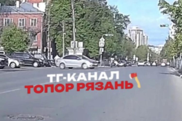 На улице Семинарской мотоциклист врезался вв легковушку