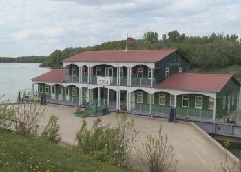В рязанском Лесопарке около причала пришвартовался дебаркадер