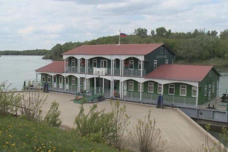 В рязанском Лесопарке около причала пришвартовался дебаркадер
