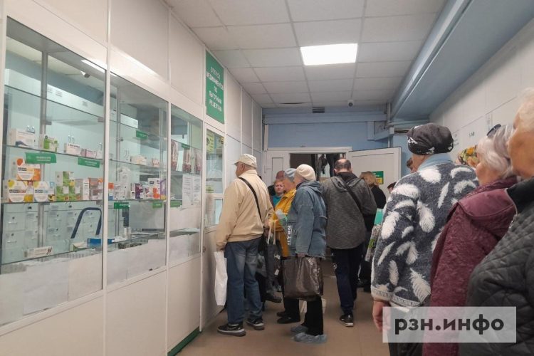 Рязанцы пожаловались на огромную очередь за льготными лекарствами в поликлинике №11