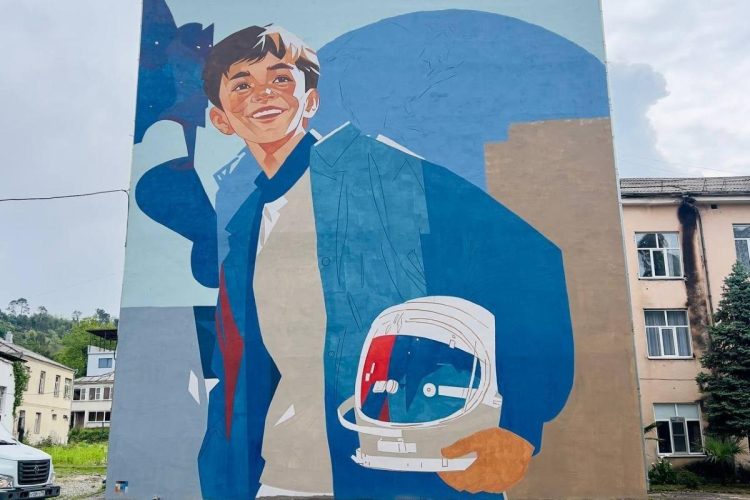 Рязанский художник Демкин создал мурал в Абхазии