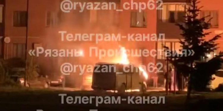 В рязанском Дядькове ночью сгорел минивэн В рязанском Дядькове ночью сгорел минивэн