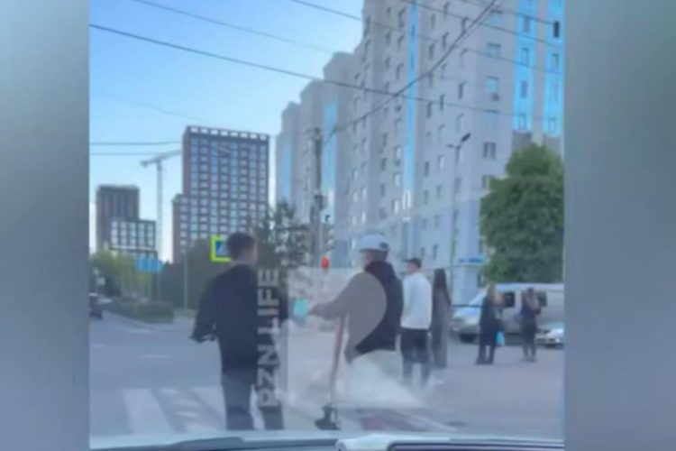 Рязанские подростки рассекают по проезжей части на электросамокатах