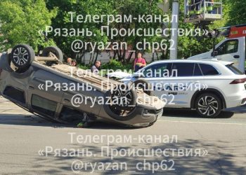 На улице Маяковского перевернулась легковушка На улице Маяковского перевернулась легковушка