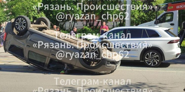 На улице Маяковского перевернулась легковушка