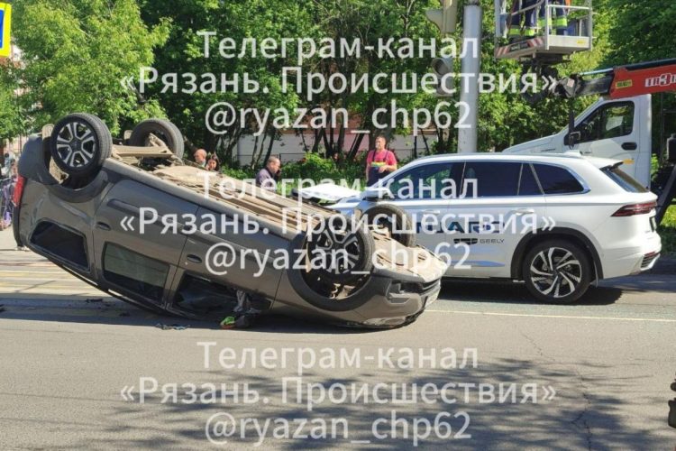 На улице Маяковского перевернулась легковушка